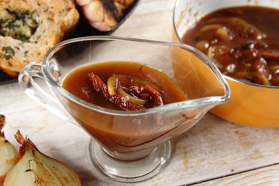 Sos cebulowy  z suszonymi pomidorami