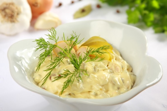 Sos tatarski z rodzynkami 