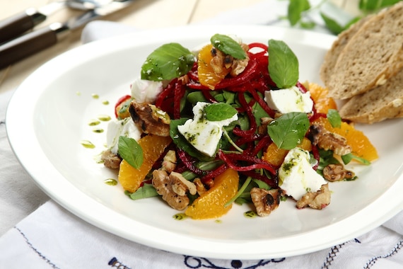 Spirale z buraków z pomarańczami i miętą