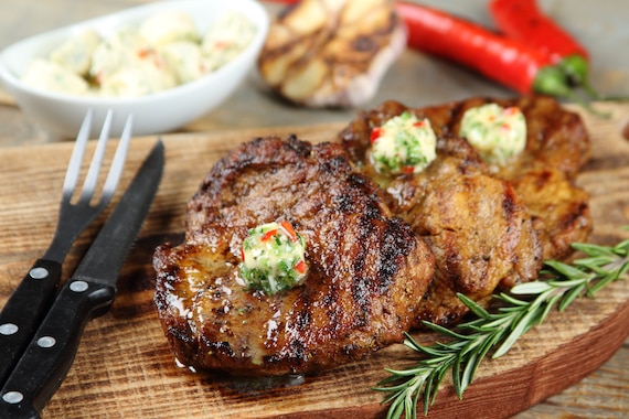 Stek z karkówki z ostrym masłem ziołowym