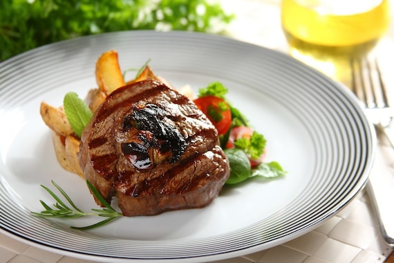 Steki wołowe faszerowane prawdziwkami i śliwką