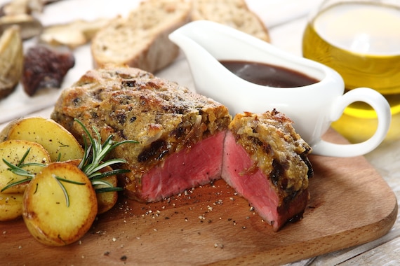 Steki z polędwicy wołowej z grzybami i śliwkami w sosie 