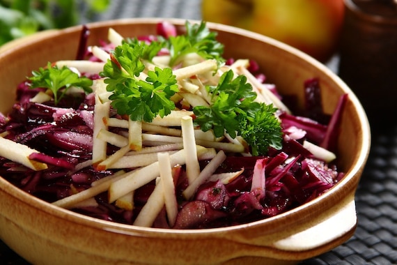 Surówka z czerwonej kapusty z jabłkiem 