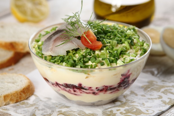 Świąteczna sałatka warstwowa z jajkiem, buraczkami i śledziem