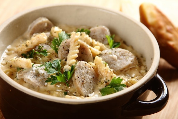 Świderki w sosie grzybowym z białą kiełbasą