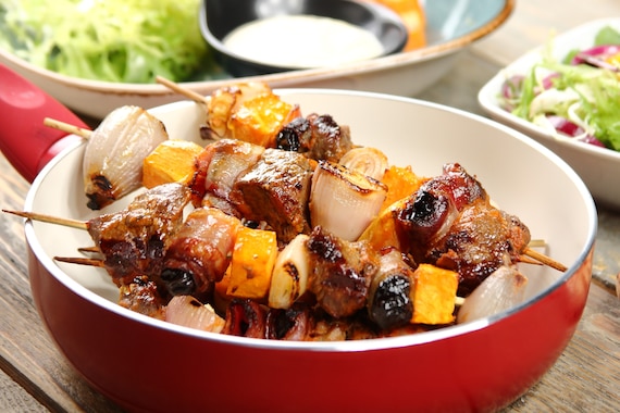 Szaszłyk z polędwicy wołowej ze śliwkami 