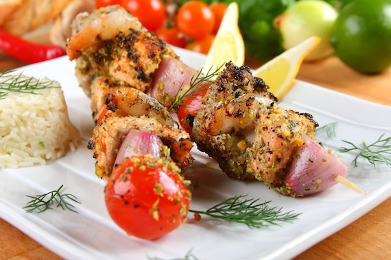 Szaszłyki z tuńczyka, łososia i krewetki