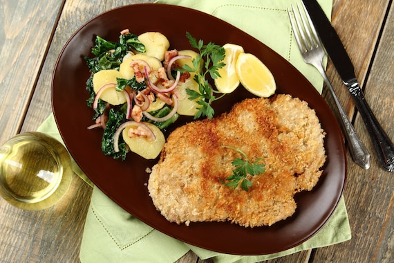 Sznycel po bawarsku z ziemniaczaną sałatką z jarmużem 