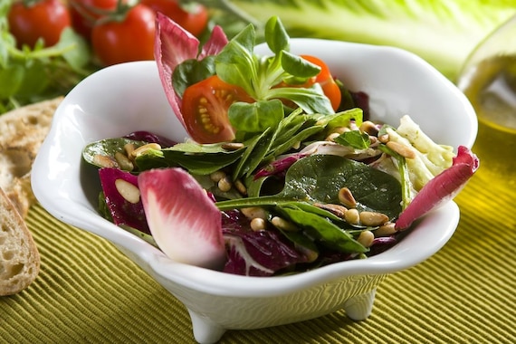 Sałatka ze szpinakiem i serem