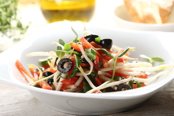 Szybka sałatka z kiełków fasoli z papryką