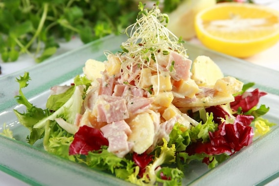 Szynkowa sałatka z jabłkiem i serem