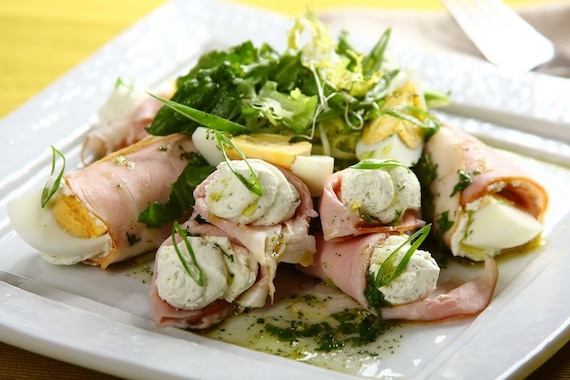 Szynkowe roladki zawijane z kremem chrzanowym i jajkami