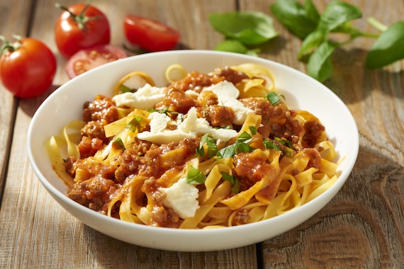 Makaron tagliatelle z sosem bolognese i mozzarellą 