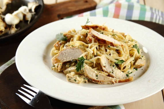 Tagliatelle z sosem czosnkowym i grillowanym kurczakiem
