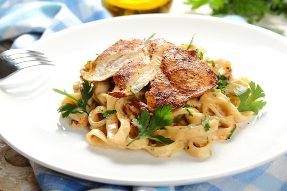 Tagliatelle  z grillowanym  kurczakiem w sosie z niebieskiego sera