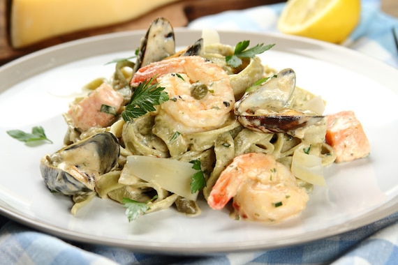 Tagliatelle z owocami morza i kaparami