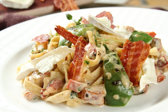 Tagliatelle z boczkiem i grillowaną papryką