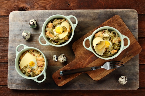 Tagliatelle z łososiem, zapiekane z przepiórczym jajkiem