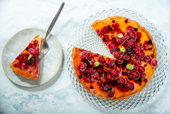 Tarta z kremem jaglanym i owocami