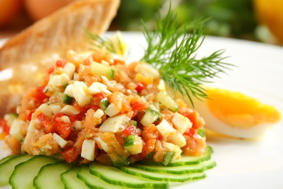 Tatar z łososia wędzonego z warzywami