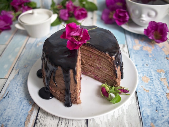 Czekoladowy tort naleśnikowy z różą