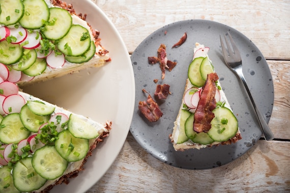 Tort kanapkowy z kurczakiem grillowanym, awokado i jajkiem