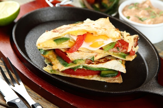 Tortilla zapiekana z jajkiem i awokado z dipem meksykańskim 