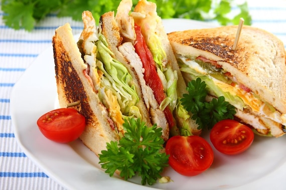 Tost z kurczakiem i jajkiem (club sandwich) 