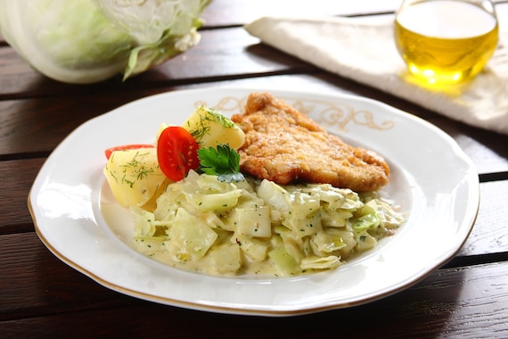 Klasyczny kotlet schabowy z kapustą  