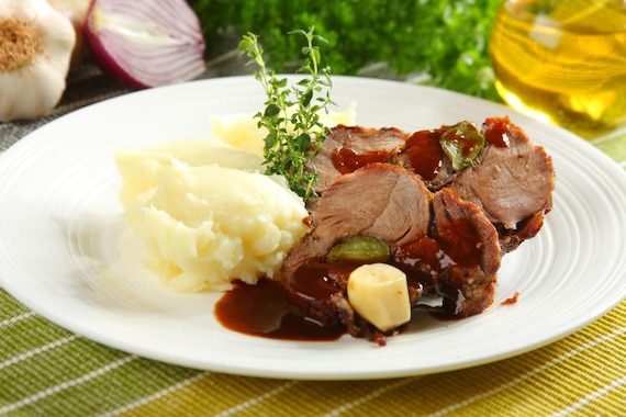 Udziec jagnięcy z rozmarynem i kiszonymi ogórkami