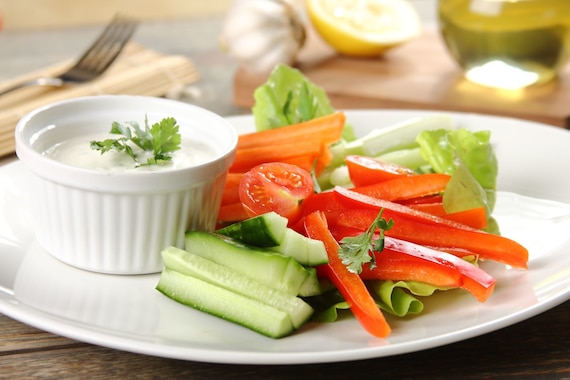 Warzywne sticksy z ziołowym dipem