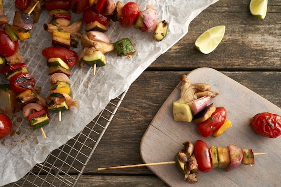 Warzywne szaszłyki z grilla doprawione harissą