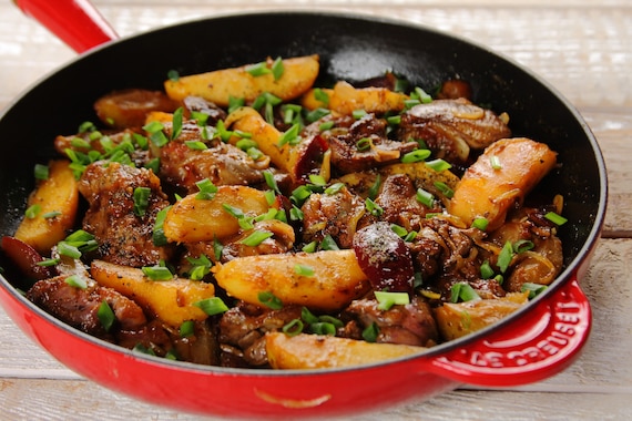 Wątróbka drobiowa podana z jabłkami i śliwką    