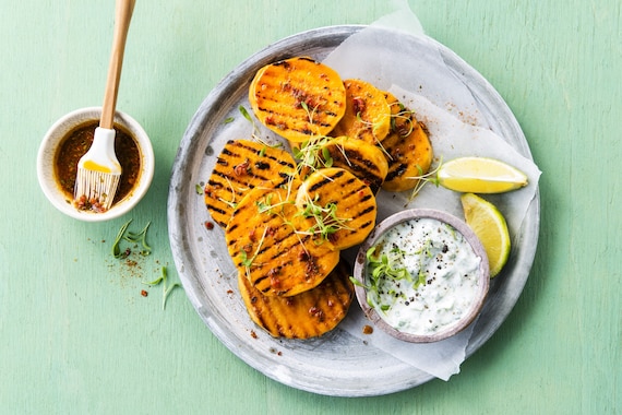 Wegetariański grill, czyli słodki ziemniak z dipem