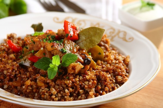 Węgierski gulasz z kaszą gryczaną  