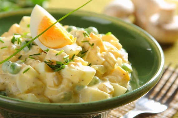 Wielkanocna sałatka jajeczna z pieczarkami