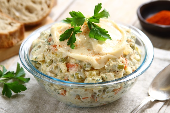 Wielkanocna sałatka jarzynowa w wersji wegańskiej 