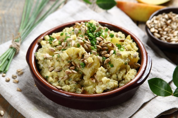 Wiosenna sałatka ziemniaczana na Wielkanoc 