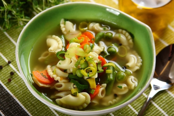 Wiosenny bulion z młodymi warzywami