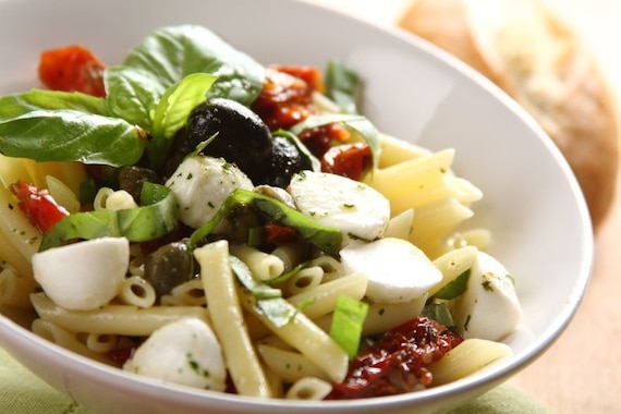 Włoska sałatka makaronowa z mozzarellą