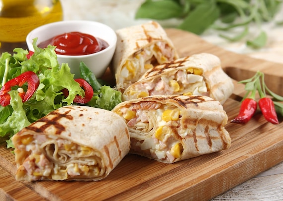 Wrap z pastą jajeczną, kurczakiem wędzonym i kukurydzą - VIDEO