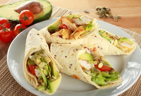 Wrap z kurczakiem i awokado