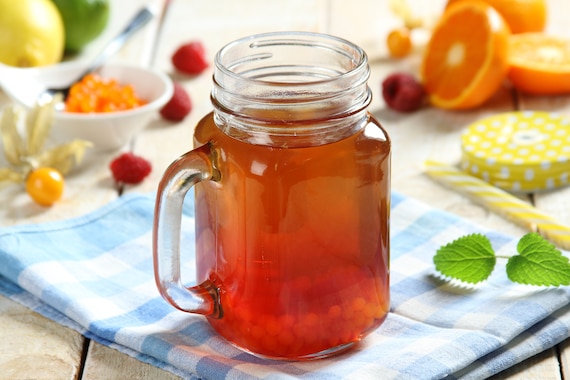 Zielona herbata z sokiem malinowym i owocowym kawiorem