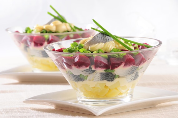 Wykwintna sałatka śledziowa z buraczkami