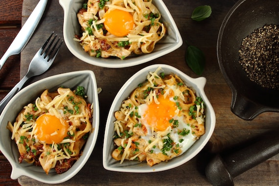 Zapiekane tagliatelle z kurczakiem,  jajkiem i szczypiorem