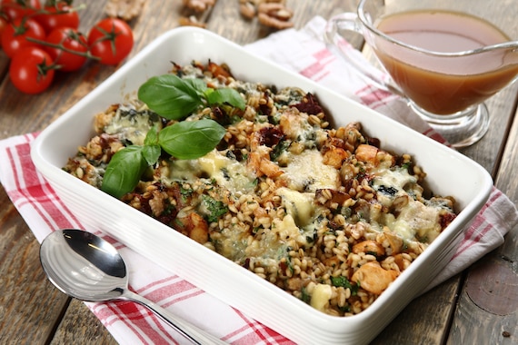 Zapiekany pęczak z kurczakiem, serem pleśniowym i orzechami