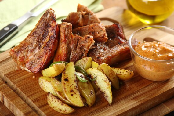 Żeberka pieczone w sosie własnym