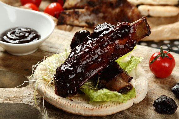 Żeberka w sosie śliwkowym