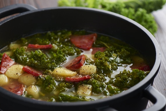 Zielona zupa z&nbsp;hiszpańską kiełbasą - Caldo verde z&nbsp;chorizo