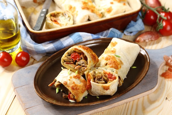 Ziołowe naleśniki z szynką, pieczarkami i mozzarellą